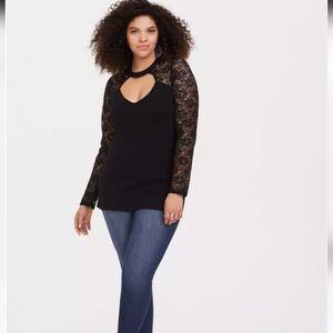 🍂🍁Torrid 3x Black Lace Inset Cutout Neck Foxy Top